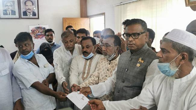 ঘর নির্মাণে ৬ পরিবারকে আর্থিক সহায়তা দিলেন কাদের মির্জা