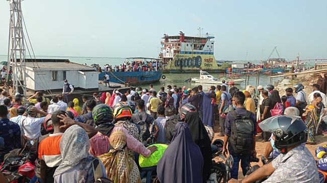মাওয়ায় দুই দিকের মানুষের ঢল, স্বাস্থ্যবিধি মানছে না কেউ