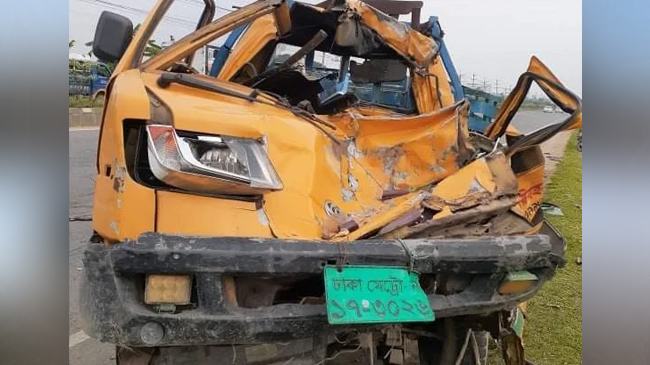 সড়ক দুর্ঘটনায় একই পরিবারের তিনজন নিহত