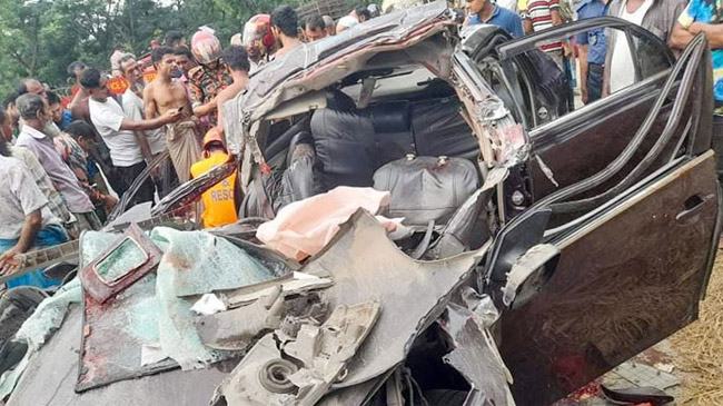 ট্রাকে ধাক্কা দিয়ে দুমড়ে-মুচড়ে গেল প্রাইভেটকার, নিহত ৩