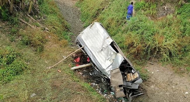 নোয়াখালীতে মাইক্রোবাস নিয়ন্ত্রণ হারিয়ে খালে, আহত ১৪