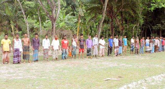ঝালকাঠিতে খাল খননের দাবিতে কৃষকদের মানববন্ধন