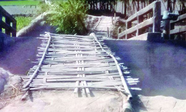 ভেঙে পড়া ব্রিজে বাঁশের সাঁকো