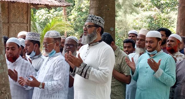 সাবেক জামায়াত আমির মকবুল আহমাদের কবর জিয়ারত করলেন শামীম সাঈদী