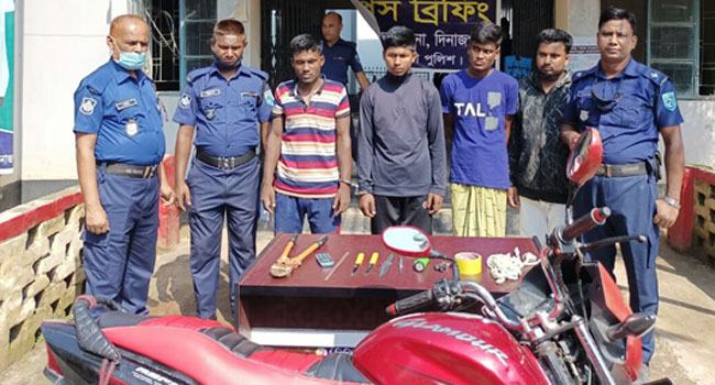 ঘোড়াঘাটে অস্ত্রসহ চার ডাকাত আটক