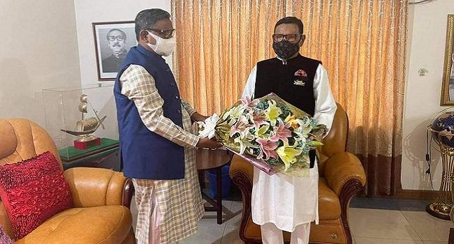 ফুল হাতে ওবায়দুল কাদেরের বাসায় কাদের মির্জা
