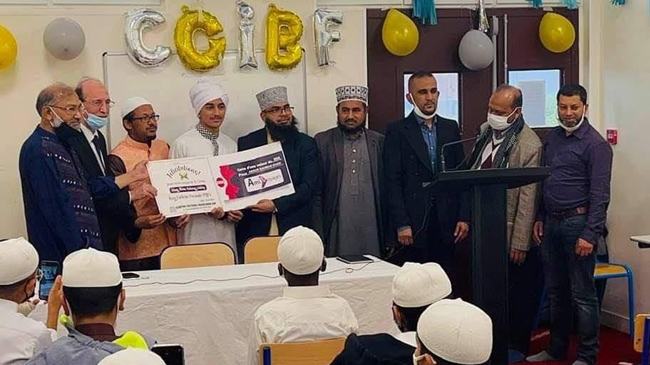 ফ্রান্সে বাংলাদেশী হাফেজকে পাগড়ী প্রদান