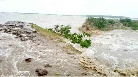 বিধ্বস্ত বেড়িবাঁধ দিয়ে পানি ঢুকে রাঙ্গাবালীর ১৩ গ্রাম প্লাবিত