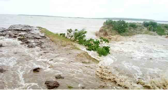 বিধ্বস্ত বেড়িবাঁধ দিয়ে পানি ঢুকে রাঙ্গাবালীর ১৩ গ্রাম প্লাবিত