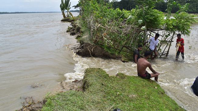 ঘূর্ণিঝড় ‘ইয়াসের প্রভাব : বাঁধ ভেঙ্গে গ্রাম প্লাবিত, আতংকে এলাকাবাসী