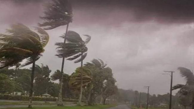 ধমকা বাতাস ও বৃষ্টিতে ঘূর্ণিঝড় ইয়াস, আতংকে উপকূলের মানুষ
