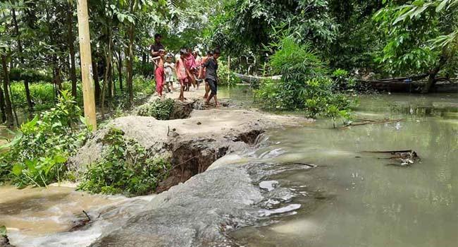 ইয়াসের প্রভাব : প্রবর স্রোতে ভাসিয়ে নিলো সন্তান, খুঁজে পেলো লাশ