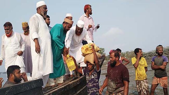 ইয়াসে ক্ষতিগ্রস্তদের মাঝে জামায়াত সেক্রেটারির ত্রাণ বিতরণ
