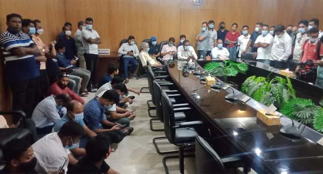 যোগদানের দাবিতে রাবি ভিসি, প্রো-ভিসিকে অবরুদ্ধ করলেন অবৈধ নিয়োগপ্রাপ্তরা