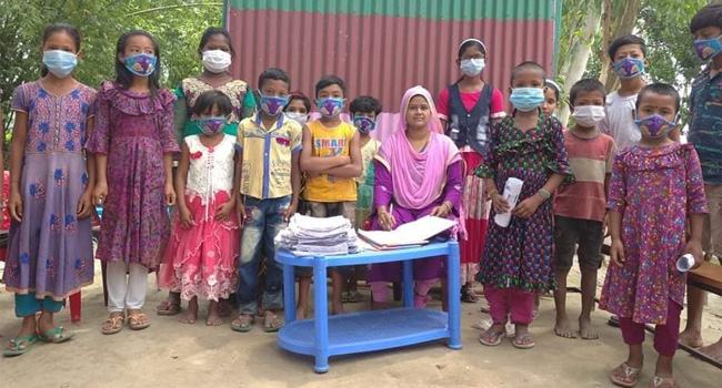 ঠাকুরগাঁওয়ে শিক্ষকেরা বাড়ি বাড়ি গিয়ে শিক্ষার্থীদের পড়াচ্ছেন