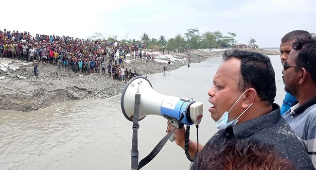 কয়রার বাঁধের কাজ না করায় এমপিকে জনতার কাদা নিক্ষেপ