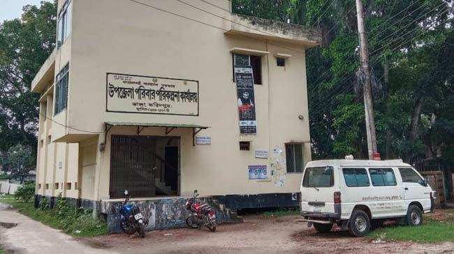 থাকছেন ভারতে, বেতন তুলছেন দেশে
