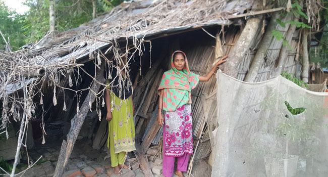 সরকারি ঘর জোটেনি, ৩ সন্তানসহ ঝুপড়িতে ঝুঁকিপূর্ণ জীবনযাপন