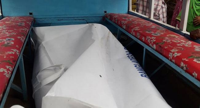 শ্রীনগরে স্ত্রীর গলাকাটা লাশ উদ্ধার, স্বামী আটক