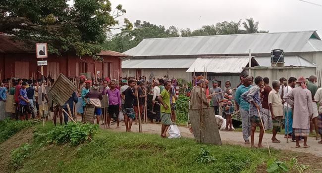 মাইকে ঘোষণা দিয়ে ৬ গ্রামবাসীর সংঘর্ষের প্রস্তুতি, বৃষ্টিতে পণ্ড