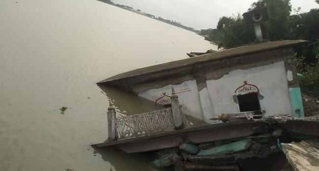 সুরমায় বিলীন নুরপুর গ্রামের জামে মসজিদ
