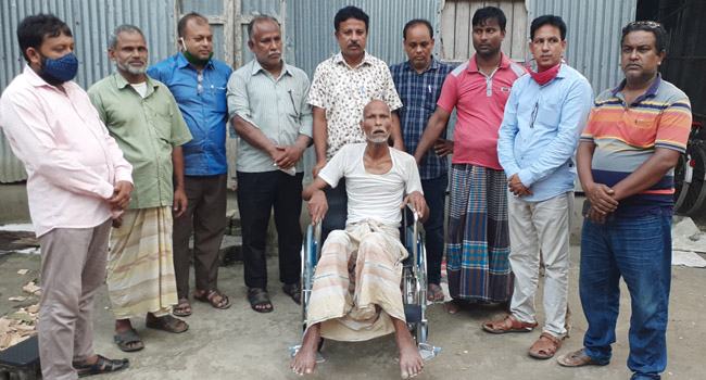নয়া দিগন্তে সংবাদ প্রকাশের পর হুইল চেয়ার পেলেন কাশেম আলী
