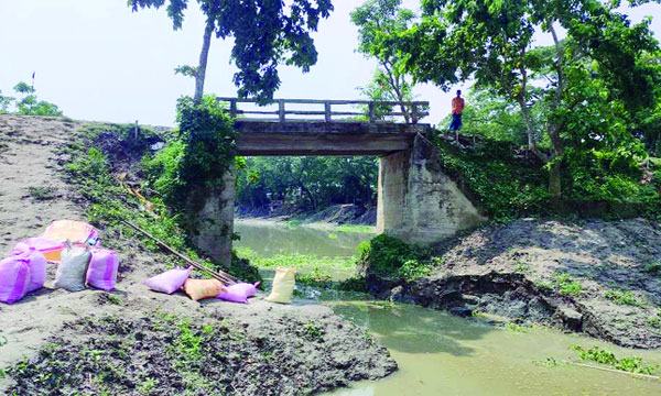 অপরিকল্পিত নদী খননে হেলে পড়েছে সেতু