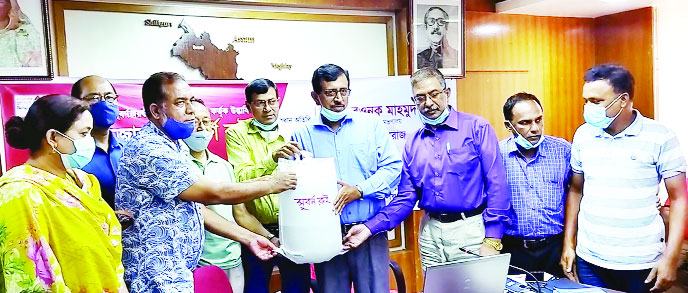 বিএফআরআই’র ‘সুবর্ণ রুই’ আনুষ্ঠানিকভাবে অবমুক্ত