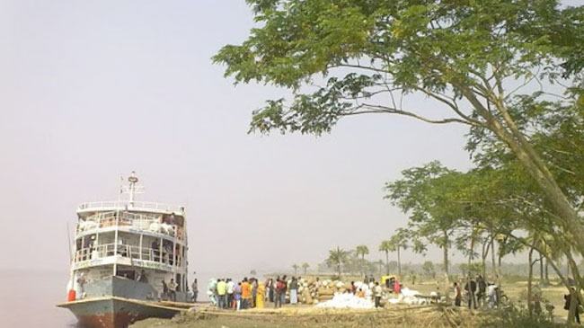 হাতিয়ার সাথে সারা দেশের নৌ-যোগাযোগ বন্ধ