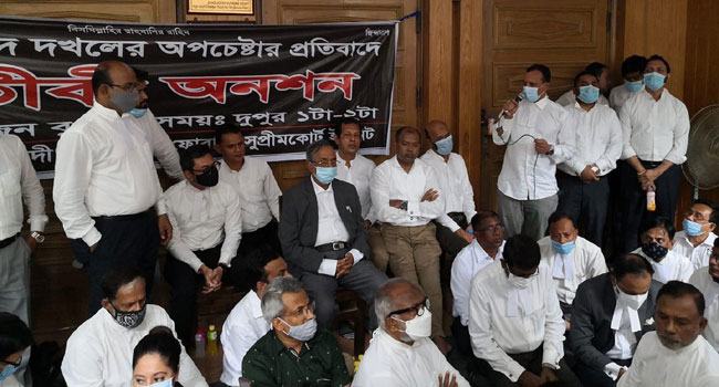 সুপ্রিম কোর্ট বারের সভাপতির পদ দখলের প্রতিবাদে আইনজীবীদের প্রতীকী অনশন