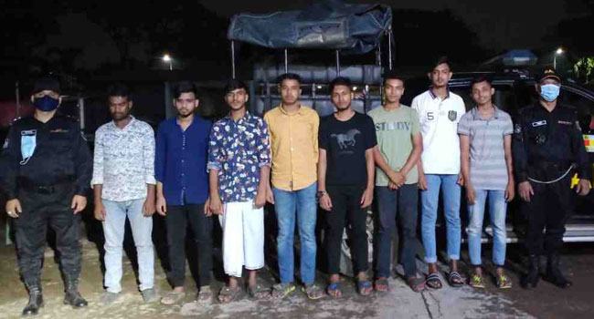 রাজধানীতে অস্ত্রসহ ‘রোমান্টিক গ্রুপের’ ৮ সদস্য আটক