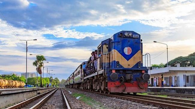 সাত জেলার ‘লকডাউন’ : ট্রেন চলাচলের কী হবে?