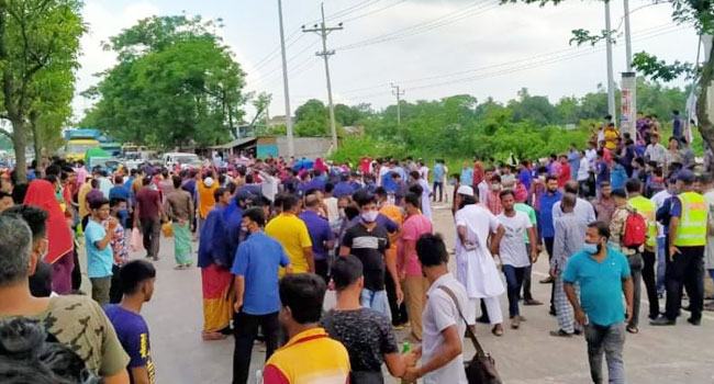 নারায়ণগঞ্জে সড়ক দুর্ঘটনায় ২ গার্মেন্টস শ্রমিক নিহত, মহাসড়ক অবরোধ