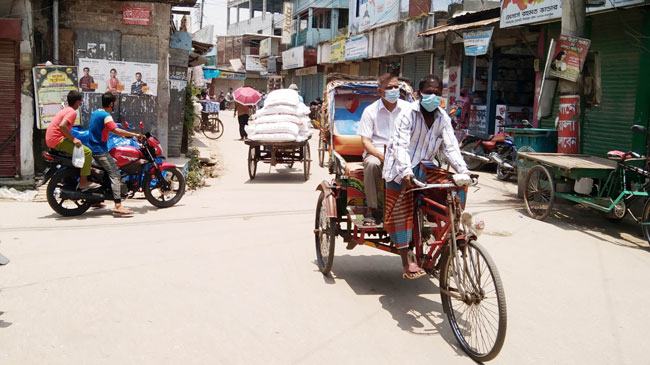 ফুলবাড়ীতে প্রথম দিনের ঢিলেঢালা লকডাউন