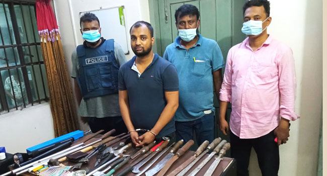 ব্রাহ্মণবাড়িয়ায় ২২টি অস্ত্রসহ যুবক আটক