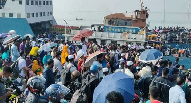 দলে দলে রাজধানী ছাড়ছে মানুষ