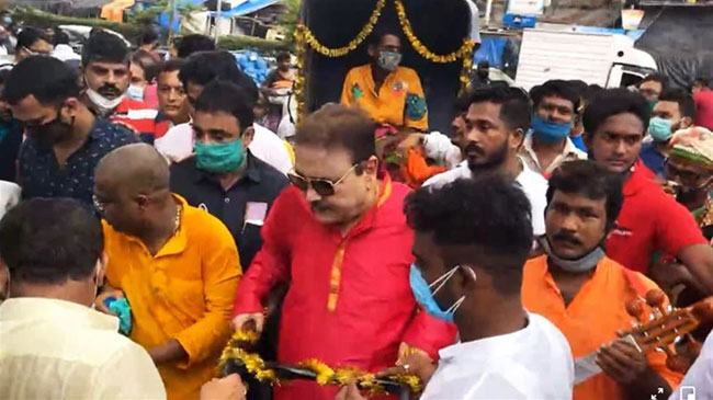মূল্যবৃদ্ধির প্রতিবাদে রিকশা চালাচ্ছেন মদন মিত্র