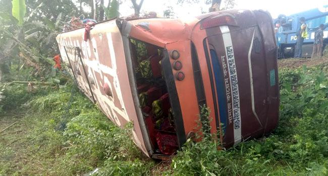 চান্দিনায় নিয়ন্ত্রণ হারিয়ে বাস উল্টে নিহত ২