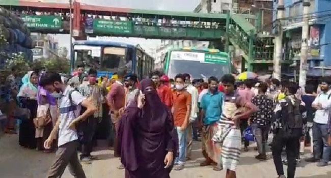 লকডাউনে অফিসে যেতে ভোগান্তি, সাভারে মহাসড়ক অবরোধ করে বিক্ষোভ