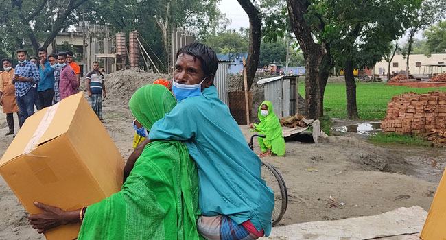 ২০ বছর কাঁধে বহন করছেন স্বামীকে