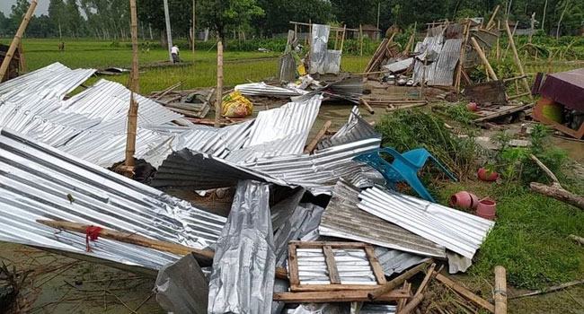 ফুলবাড়ীতে আকস্মিক ঝড়ে বিধ্বস্ত ঘরবাড়ি, আহত ৩