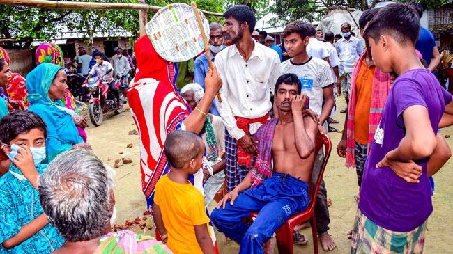 চাচার পা ধরেও বাঁচতে পারলেন না মাহফুজার
