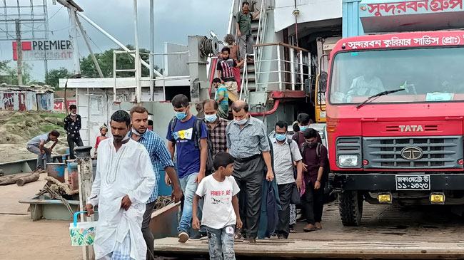 দৌলতদিয়া-পাটুরিয়া নৌরুটে যাত্রীর চাপ বেড়েছে