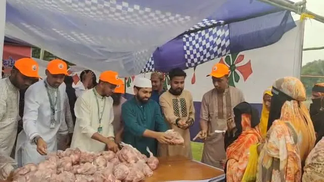 ১০ টাকায় কেজি গরুর গোস্ত, টঙ্গীবাড়িতে ব্যতিক্রমী মানবিক উদ্যোগ