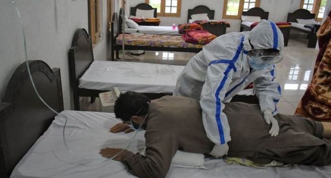 করোনায় হঠাৎ অক্সিজেন কমে গেলে যা করতে পারেন