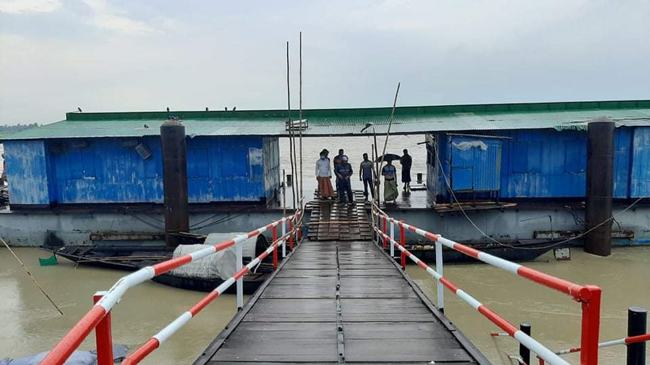 দৌলতদিয়া ঘাট ফাঁকা, পার হচ্ছে পণ্যবাহী ও জরুরি গাড়ি