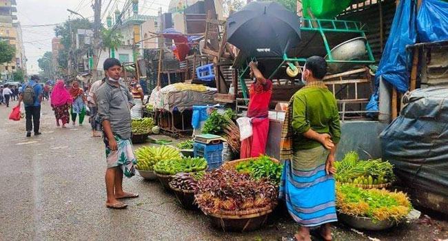করোনা সংক্রমণ রোধে নারায়ণগঞ্জে কাঁচাবাজারগুলো খোলা জায়গায় স্থানান্তর