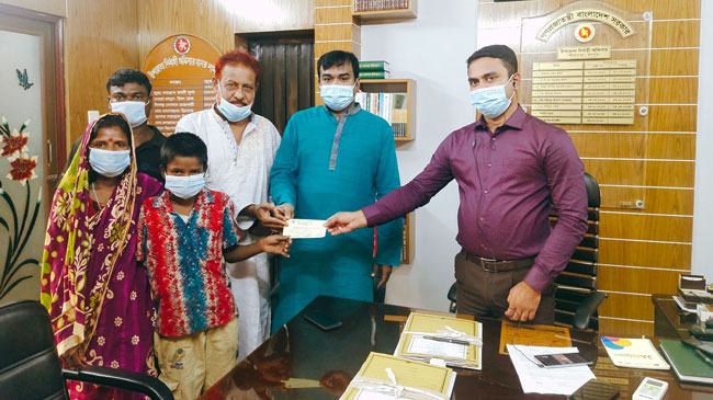 কবিরাজের ভুল চিকিৎসায় হাত হারানো চয়নকে উপজেলা পরিষদের আর্থিক সহায়তা