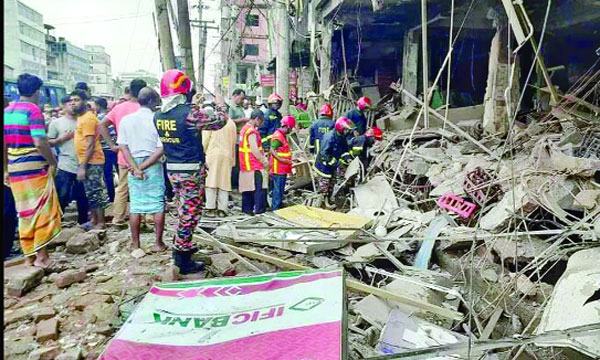 গাজীপুরের বোর্ডবাজারে ঝুঁকিপূর্ণ ভবনে রেস্তোরাঁ