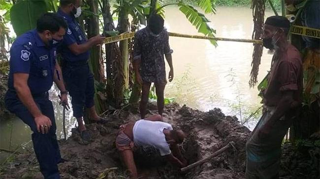 বরগুনায় গর্ত খুঁড়ে মা-মেয়ের লাশ উদ্ধার, স্বামী পলাতক